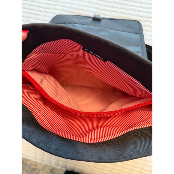 Hershel Supply Co Lane Messenger Black bag Canvas Crossbody Shoulder Bag red str - Picture 10 of 14